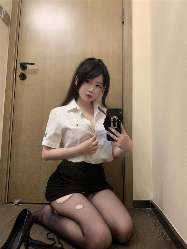 是依酱吖刚入职的新人写真图集