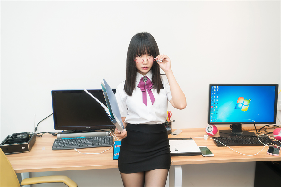 铭铭kizami：职场老师、摩托女郎、可爱的学生，多重身份玩个痛快！